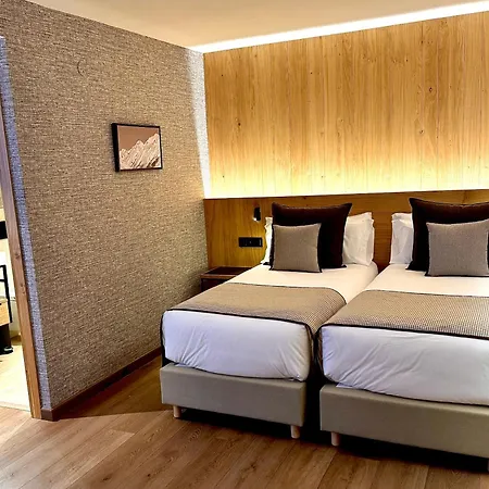 Hotel Petit Lacreu 3*