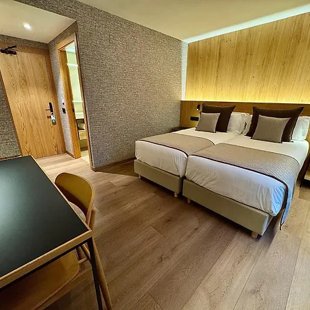 Hotel Petit Lacreu 3*